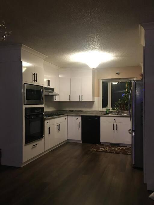 Renovated 4 Bedrooms 20 Sleeps Shopping Mall Edmonton Buitenkant foto